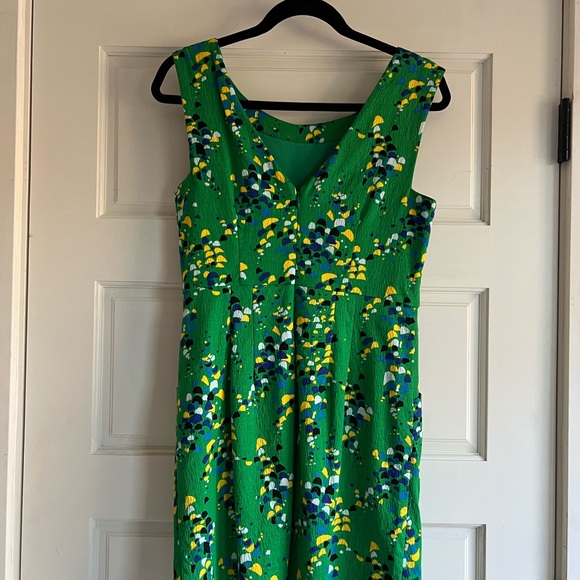 Green Patterned Sleeveless Dress - Picture 2 of 4